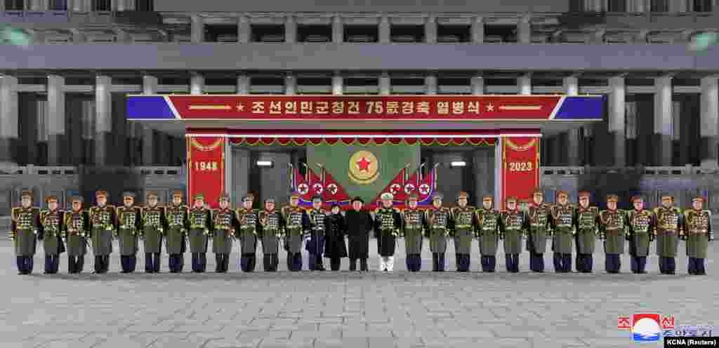 Kim Jong un, me gruan e tij dhe ushtarakët e lartë në një foto të përbashkët 