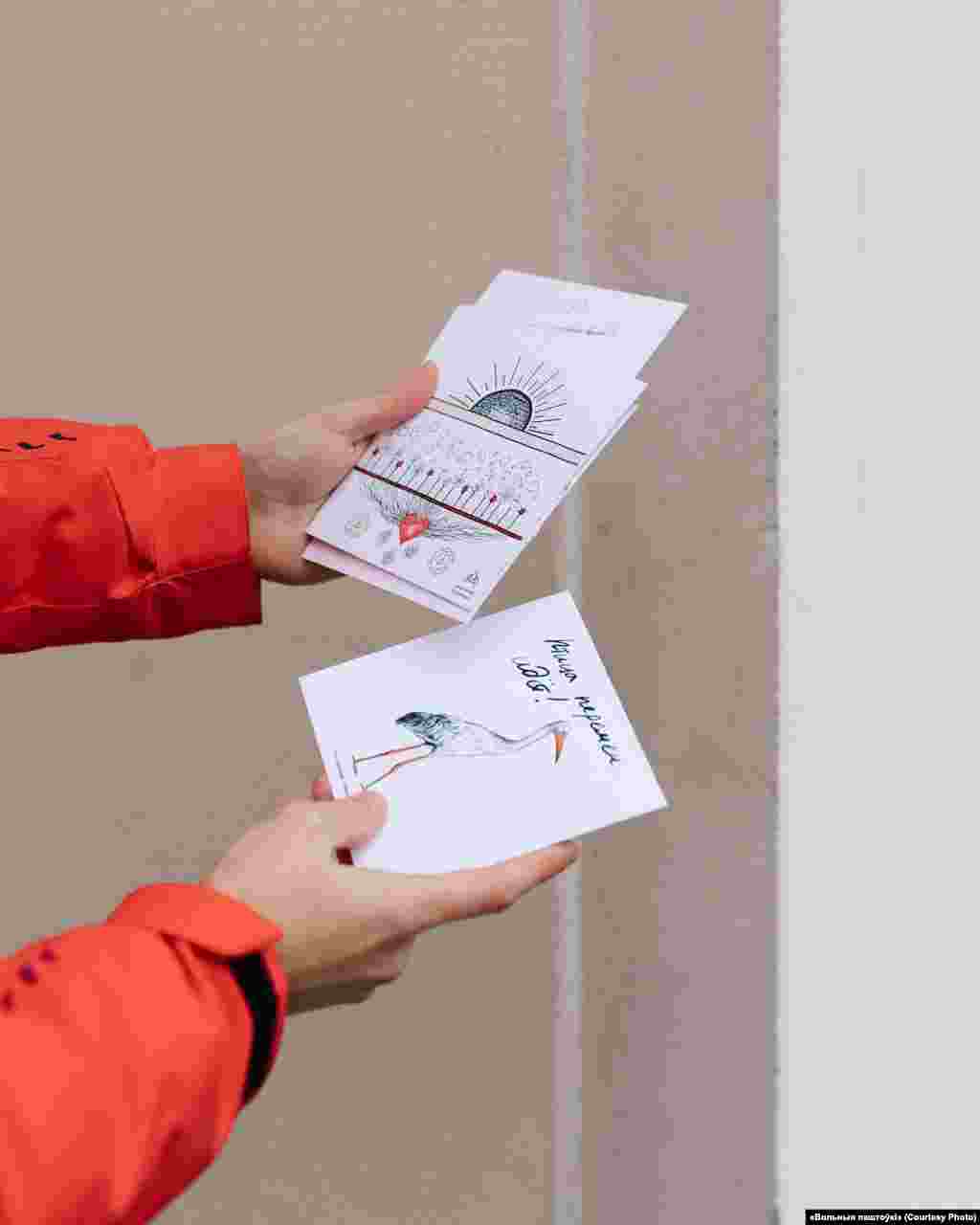 A projekt eredetileg tíz képeslappal kezdődött, amelyeken a politikai foglyok rajzai voltak. „Eleinte csak egy szép gesztusnak tűnt. Egy lány sokat levelezett velük, ő adta az első képeket az első lapokhoz. Aztán az ötlet egy olyan projektté nőtte ki magát, amellyel támogatni tudjuk a politikai foglyokat. Most már nemcsak képeslapokat, hanem pólókat, táskákat is gyártunk, és különböző programokat szervezünk” – meséli Darja, a projekt egyik önkéntese