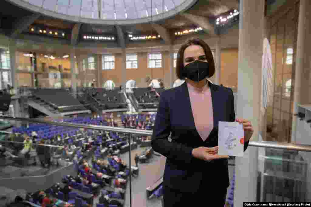 Szvjatlana Cihanouszkaja száműzött belarusz ellenzéki vezető egy képeslappal a berlini Reichstagban