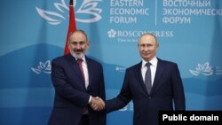 Премьер-министр Армении Никол Пашинян (слева) и президент России Владимир Путин, Владивосток, 7 сентября 2022 г.