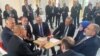 Presidenti i Turqisë duke biseduar me liderët armenë, azerbajxhanas dhe hungarez në një samit të BE-së në Pragë.