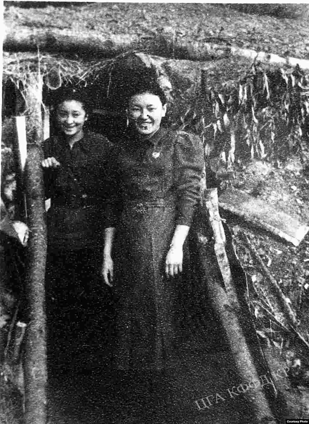 Сайра Кийизбаева и Мухиттинова. 1942 год. 