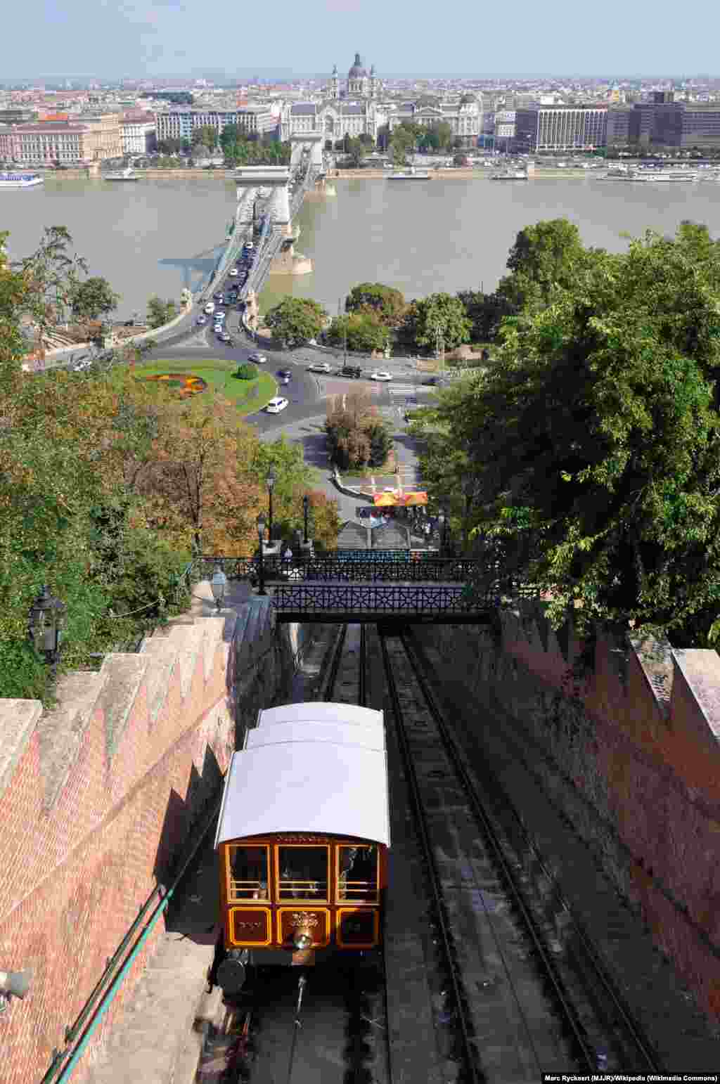 A siklón közlekedő mai kocsiknak neve is van: Gellért és Margit. A képen a BS1 „Margit” kocsi és a budapesti panoráma látható, a fotó 2009-ben készült.