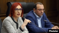Armenia - Opposition deputies Agnesa Khamoyan and Artsvik Minasian hold a news conference in Yerevan, November 19, 2021.