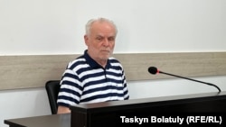 Өскемен әкімінің үстінен шағым түсірген белсенді Леонид Карташев сот залында. Өскемен, 18 маусым 2023 жыл.