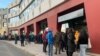 У Празі черга на нові паспорти вишиковується з 5-ї ранку, а перші з охочих займали місця у ній з 23-ї години попереднього дня