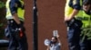 Një protestues duke e djegur Kuranin në Suedi më 28 korrik 2023. Fotografi ilustruese.
