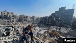 Një burrë reagon pas sulmeve ajrore izraelite në ndërtesat e banimit në kampin e refugjatëve, Xhabalia, në veri të Rripit të Gazës, 1 nëntor 2023.