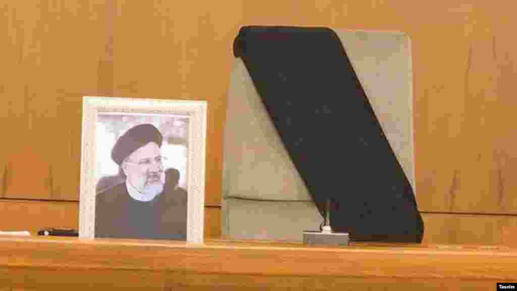 Karrigia e zbrazët e presidentit Ebrahim Raisi në kabinetin iranian pas konfirmimit të vdekjes së tij si pasojë e rrëzimit të helikopterit.