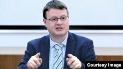 Preşedintele Asociaţiei Utilizatorilor Români de Servicii Financiare spune că dobânzile foarte mari pe care le practică insituțiile financiare nebancare nu vor mai fi posibile după ce legea care reglementează dobânzile va fi promulgată. 