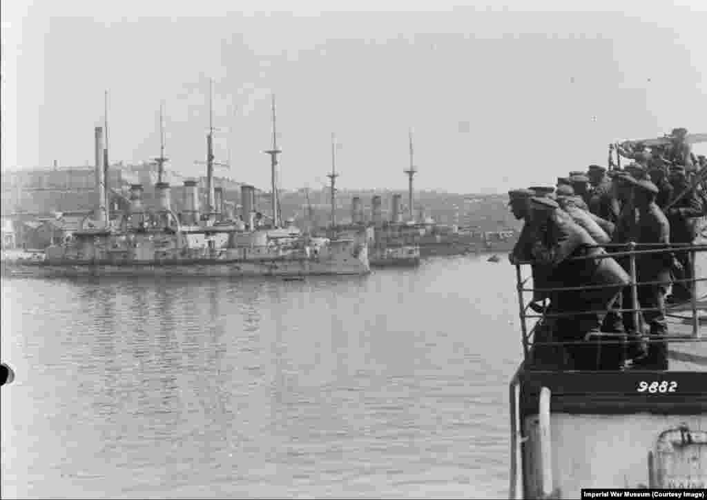 Май 1918 година. Германските войски наблюдават пленени руски военни кораби в пристанището на Севастопол. В последните месеци на Първата световна война германските сили се съюзяват за кратко с украинските националистически сили на Крим, за да изтласкат болшевиките от полуострова.