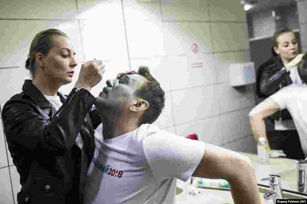 Julia, gruaja e Navalnyt, duke u kujdesur për të pas sulmit. Ai pësoi djegie në sy.