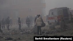 Dan prije u ruskim napadima na Ukrajinu je poginulo najmanje 37 ljudi. Lokalni stanovnici u blizini stambene zgrade uništene u ruskom raketnom i napadu dronovima na Odesu, 29. decembra 2023.
