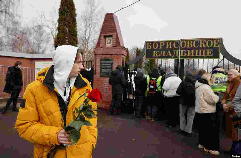 Оппозиционердің жесірі Юлия Навальная марқұм күйеуімен қоштасу сөзін жариялап, "бақытқа толы 26 жыл" сыйлағаны үшін алғыс айтты. "Леша, 26 жыл шексіз бақытты еткенің үшін рақмет. Иә, тіпті кейінгі үш жылдағы бақыт үшін де. Махаббатың үшін, үнемі қолдап келгенің үшін, тіпті түрмеде отырсаң да көңілімді көтеруге тырысқаның үшін, үнемі мені ойлағаның үшін. Сенсіз қалай өмір сүрерімді білмеймін, бірақ сен сонау көктен мен үшін қуанып, мені мақтан тұтатындай болуға тырысамын. Қолымнан келе ме, жоқ па, білмеймін, алайда тырысамын", – деп жазды Юлия Навальная.