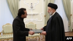 Iranian President Ebrahim Raisi (right) meets with Pakistani Ambassador to Iran Muhammad Mudassir Tipu in Tehran on January 27.