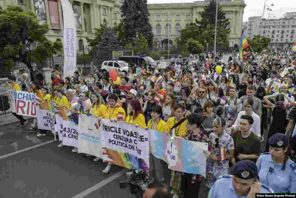 Marșul organizat de membrii comunității LGBT din România a început pe Calea Victoriei din București.