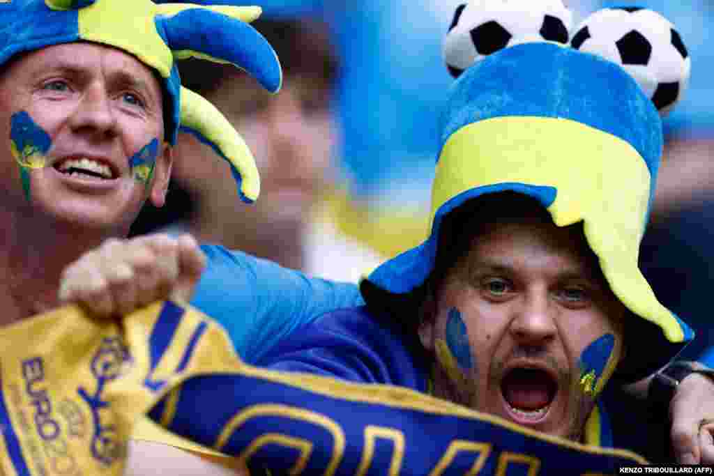 Украинские болельщики в ожидании начала матча группы Е против Словакии на трибуне стадиона в Дюссельдорфе, 21 июня. Украина забила два гола, Словакия — один