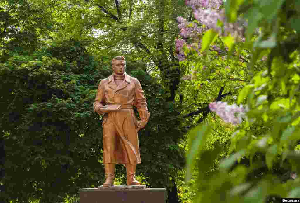 Памятник советскому лётчику-испытателю Валерию Чкалову в Киеве на недатированной фотографии. Когда был сделан снимок, неизвестно. Памятник снесли в феврале 2023 года 