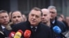 Milorad Dodik, predsjednik Republike Srpske, obraća se novinarima ispred Suda Bosne i Hercegovine (arhivska fotografija).