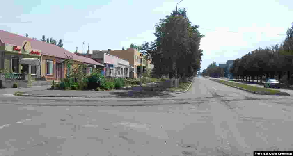 Центральная площадь города Марьинка в Донецкой области. Снимок сделан в августе 2014 года. Тогда население города составляло 9357 человек. Сейчас оно равно нулю, от городских построек и жилых домов остались руины 