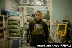 Oleksij Marčenko, 42, ljekar koji radi na stabilizacijskom punktu u blizini Bahmuta, rekao je za RSE da je vidio stotine vojnika voljnih da se bore uprkos višestrukim povredama.