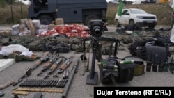 Oružje zaplenjeno u Banjskoj na severu Kosova, među kojem su dva bacača granata M93 za koje je fabrika Zastava oružje u Kragujevcu potvrdila da su proizvedena u Srbiji