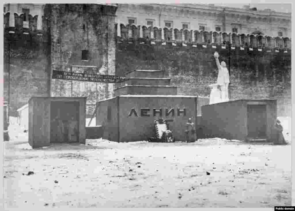 Primul mausoleu pentru cadavrul lui Vladimir Lenin, fotografiat probabil la sfârșitul lunii ianuarie 1923. A doua zi după moartea lui Lenin, arhitectul Aleksei Șciusev a fost chemat la Kremlin și i s-a ordonat să construiască, în doar trei zile, o structură monumentală care să adăpostească trupul neînsuflețit fondatorului sovietic, pentru a fi văzut de oameni cu ocazia funeraliilor. Monumentul din lemn a fost finalizat la timp, iar mii de cetățeni sovietici au venit pentru a vedea corpul.