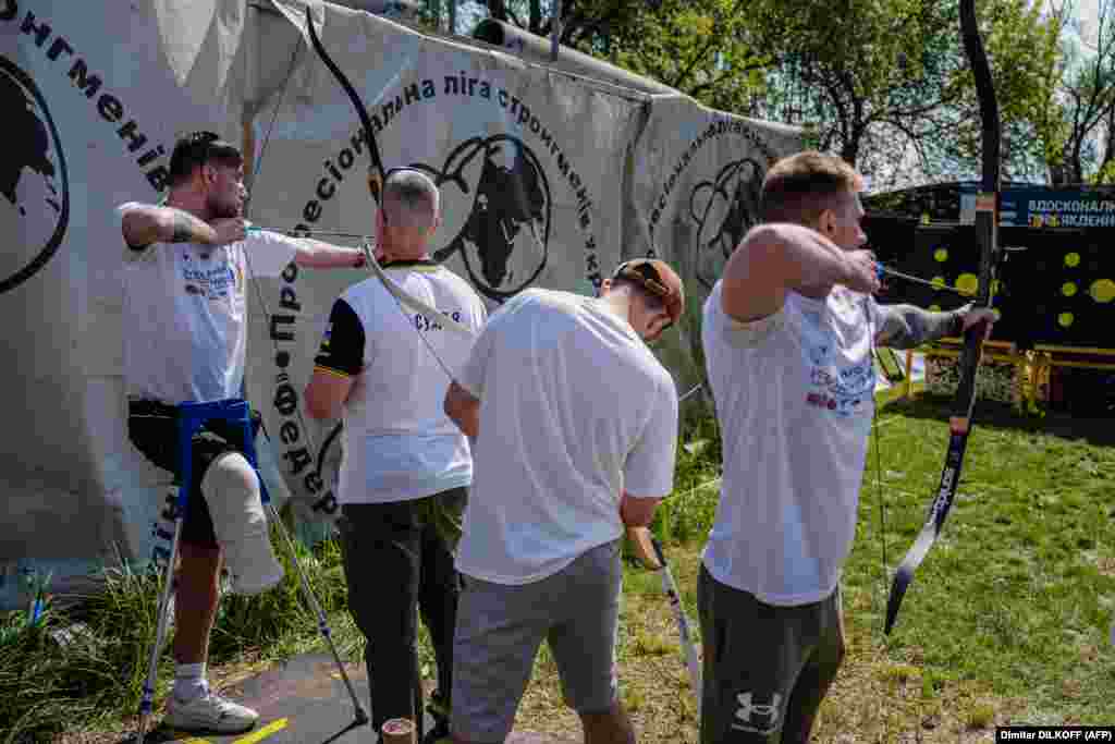 A háborúban súlyosan megsérült katonák többek között a sport segítségével próbálják újjáépíteni az életüket. Május 14-én Kijevben az ukrán katonai veteránok parasportnapon vettek részt, ahol íjászversenyt is tartottak