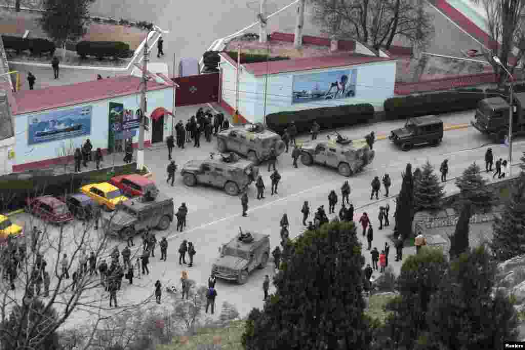 Российские солдаты и техника без опознавательных знаков окружают крымскую пограничную базу в Балаклаве, 1 марта 2014 года. В тот же день пророссийский премьер-министр Крыма обратился к Кремлю с просьбой «оказать помощь в обеспечении мира и спокойствия» на полуострове 