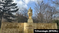 Чехиянын Усти-над-Лабем қаласындағы Қызыл армия жауынгеріне қойылған ескерткіш (көрнекі сурет)