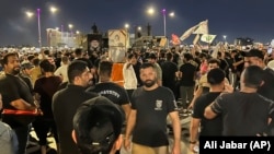 تجمع صدها معترض عراقی در میدان تحریر بغداد در بامداد روز شنبه 