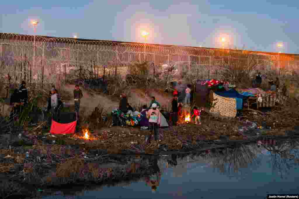 Një grup migrantësh kanë improvizuar tenda përgjatë murit kufitar në anën amerikane të Rio Grandes pasi një gjykatë në Shtetet e Bashkuara të Amerikës po e mban të pezulluar një ligj të Teksasit, të mbështetur nga republikanët, i cili do t'u mundësonte autoriteteve shtetërore t'i arrestonin dhe t'i ndiqnin penalisht personat e dyshuar për kalim ilegal të kufirit SHBA-Meksikë.