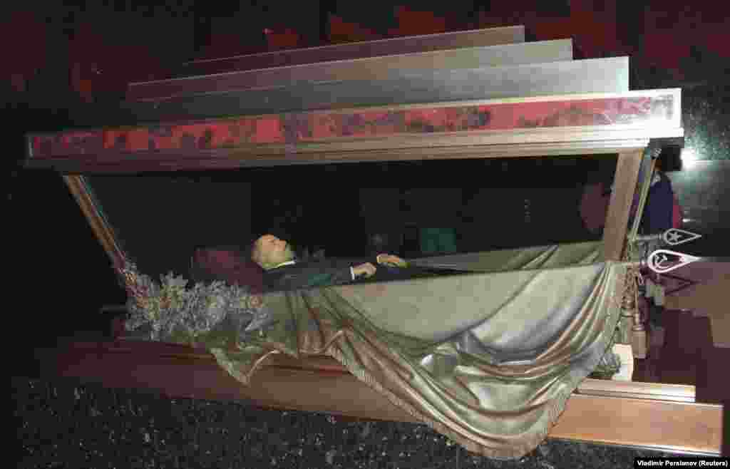 Trupul lui Lenin în mausoleu, 1993. De la prăbușirea Uniunii Sovietice, mausoleul și cadavrul vechi de un secol pe care îl adăpostește au devenit niște relicve incomode pentru Rusia. Mausoleul este, de obicei, ascuns în timpul paradei militare, iar dezbaterea cu privire la posibilitatea de a-l îngropa în sfârșit pe ideologul-șef care a distrus nenumărate vieți nevinovate continuă cu aprindere de la prăbușirea Uniunii Sovietice, în 1991.