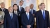 Președintele SUA, Joe Biden (centru față) și premierul ungar Viktor Orban (spate stânga), alături de alți lideri europeni, Madrid, iunie 2022. Biden l-a exclus pe Orban de pe lista de invitați la Summitul său pentru democrație în 2021 și săptămâna aceasta.