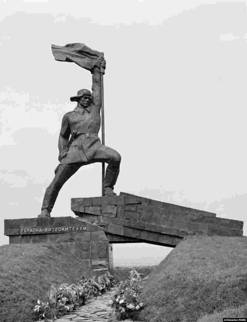 Этот памятник советской эпохи «освободителям Украины» в Ужгороде, Западная Украина, стоял на границе со Словакией. Его снесли в ноябре 2022 года 