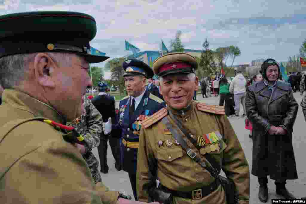 Мерекеде советтік әскери форма киген адамдар көп болды. 
