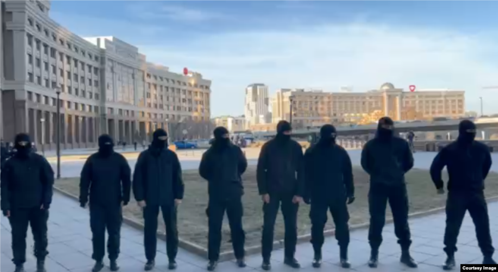 Вечером 11 апреля на место акции прибыли бойцы СОБРа. Изначально они взяли протестующих в кольцо. Нефтяникам заявили, что они должны разойтись, поскольку их протест является «незаконным». Фото: скриншот видео, снятого журналистами казахстанского издания «Власть» 