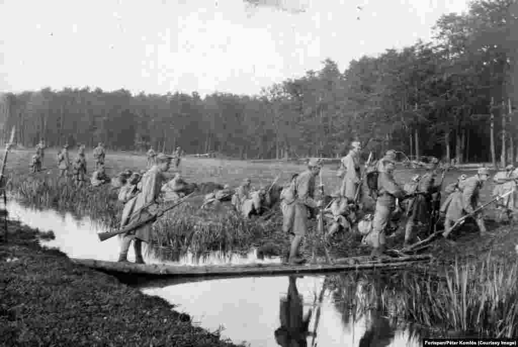 Австро-унгарските сили пресичат река Буг през 1915 година. Водният път днес е част от границата между Полша и Украйна.