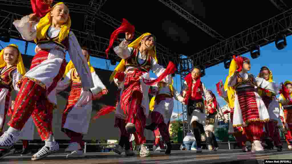 Prve večeri festivala, ansambli su prodefilirali od Trga Zahira Pajazitija do Trga Skënderbeu.