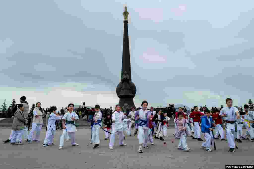 Ресми гүл қою рәсімі алдында каратэші балалар машықтарын көрсетті. 