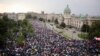 Građani okupljeni ispred Skupštine Srbije na četvrtom protestu protiv nasilja u Beogradu, 27. maja 2023.