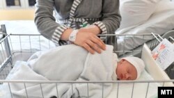 Az év első fővárosi újszülöttje az Észak-Pesti Centrumkórház – Honvédkórház újszülöttosztályán 2024. január 1-jén (képünk illusztráció)