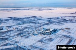 Станция перекачки нефти на нефтяном месторождении в тундре в Западной Сибири