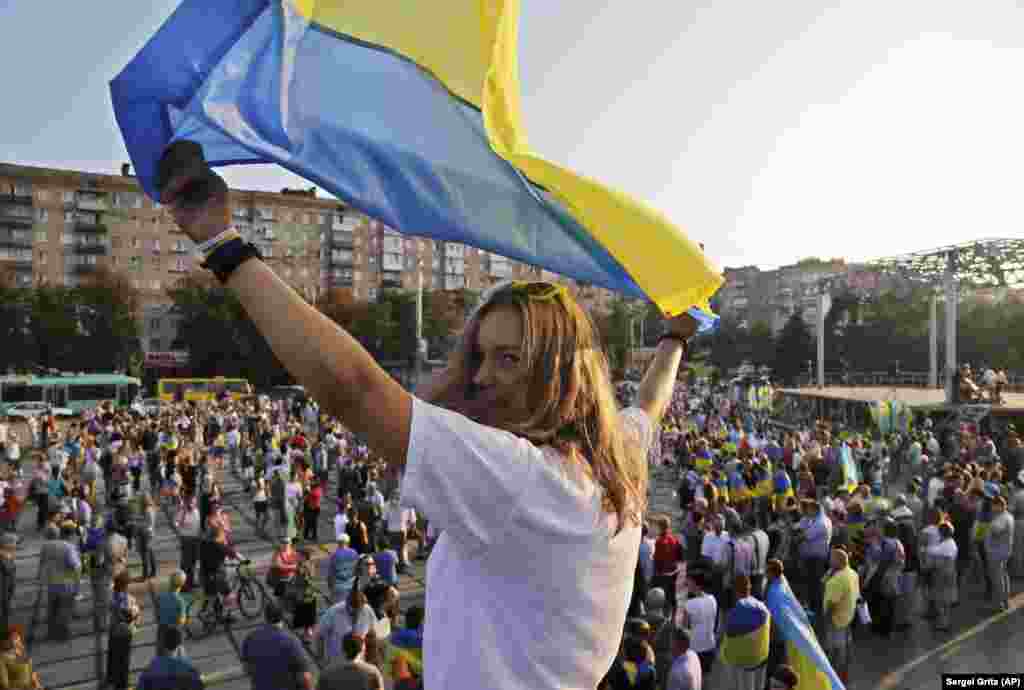 Антивоенная акция в Мариуполе, 28 августа 2014 года. В этот день президент Украины Пётр Порошенко заявил о том, что на территорию Украины были введены российские войска. Он отменил визит в Турцию в связи с «резким обострением ситуации в Донецкой области, в частности в Амвросиевке и Старобешево, поскольку состоялся ввод российских войск в Украину». Представитель Совета национальной обороны и безопасности Украины Андрей Лысенко тогда заявил, что Новоазовск и несколько населённых пунктов Новоазовского, Старобешевского и Амвросиевского районов Донецкой области были захвачены российскими военными 