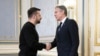 Sekretari amerikan i Shtetit, Antony Blinken (djathtas) takohet me presidentin ukrainas Volodymyr Zelensky. (Fotografi nga arkivi)