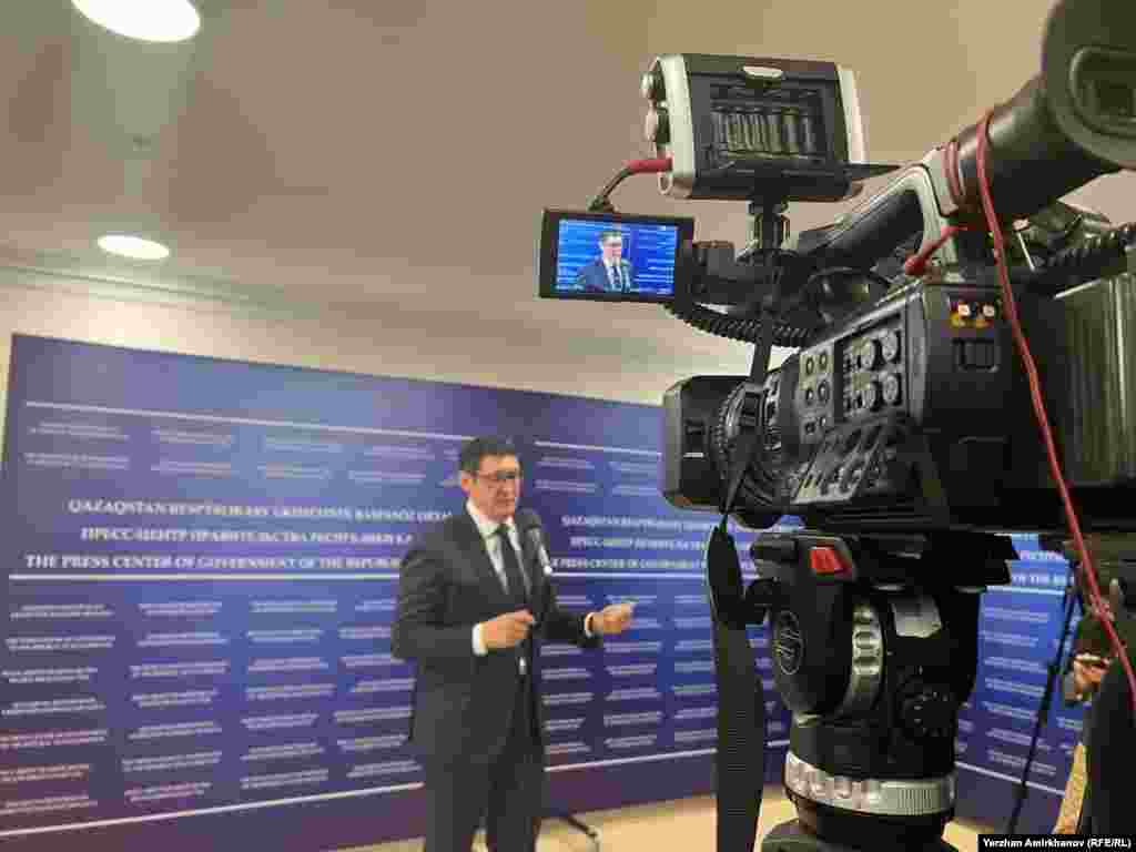 Министр энергетики Казахстана Алмасадам Саткалиев 11 апреля после заседания правительства, комментируя протест нефтяников из Жанаозена, заявил, что «ночевать на улице — это выбор людей»