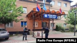 კოსოვოს პოლიცია ზვეჩანის მუნიციპალურ შენობასთან. 27 მაისი, 2023 წელი 