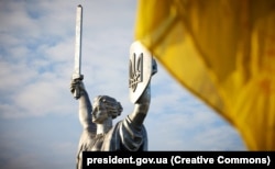 Під час урочистостей у День Державного прапора України. Київ, 23 серпня 2023 року. На щиті монумента поміняли герб СРСР на український тризуб