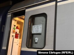 Trenul IR1996 nu are tăblițe pe fiecare vagon cu numărul trenului și al vagoanelor. Doar niște hârii printate la imprimantă, lipite pe geamuri.