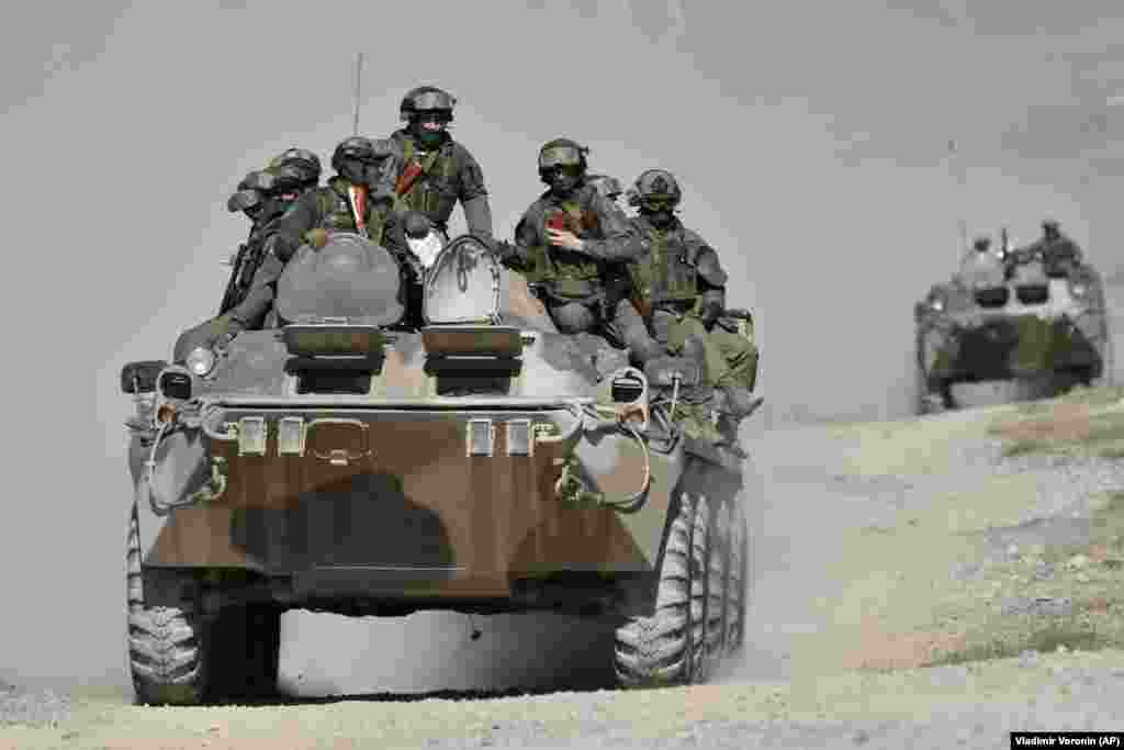 Белорусские военные на бронетранспортёре. В учениях принимают участие около 1500 военнослужащих из России, Беларуси, Казахстана, Кыргызстана и Таджикистана, а также командный состав альянса ОДКБ. Армения не направила свои войска 
